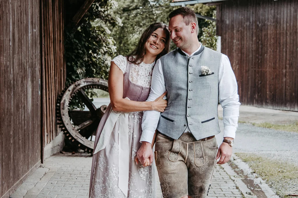 Hochzeitsfotos in Dirndl und Lederhose