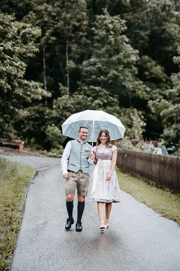 Hochzeitsfotos in Tracht Fotoshooting mit Regenschirm