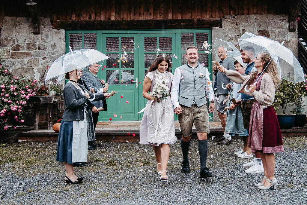 Hochzeit in Tracht glückliches Brautpaar feiert mit Gästen