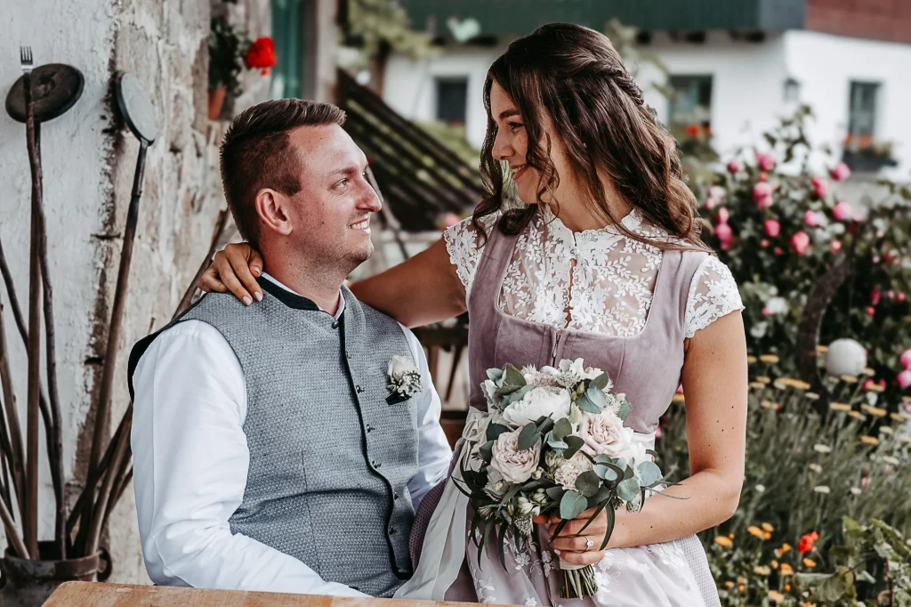 Natürliche Hochzeitsfotos in Tracht