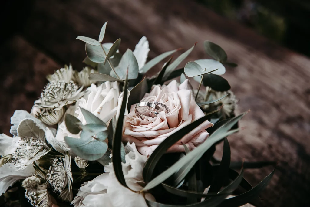 Brautstrauß mit Eheringen