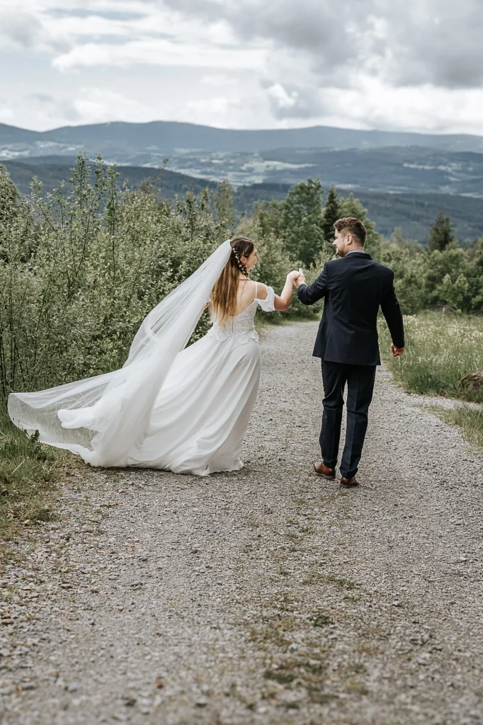 Natürliche Hochzeitsfotos auf der Gutsalm Harlachberg im Bayerischen Wald