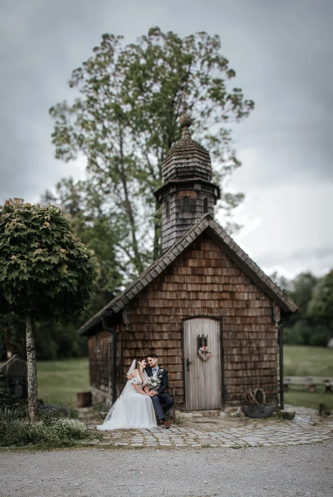 Natürliche Hochzeitsfotos auf der Gutsalm Harlachberg vor der Kapelle