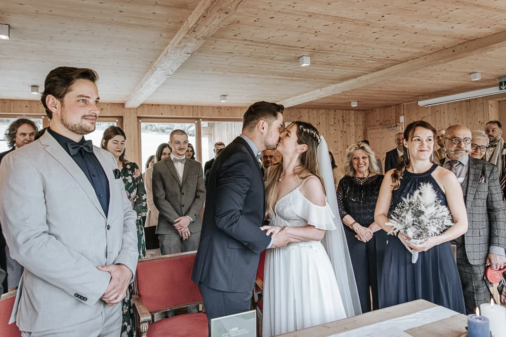 Natürliche Hochzeitsfotos auf der Gutsalm Harlachberg Emotionale Trauung