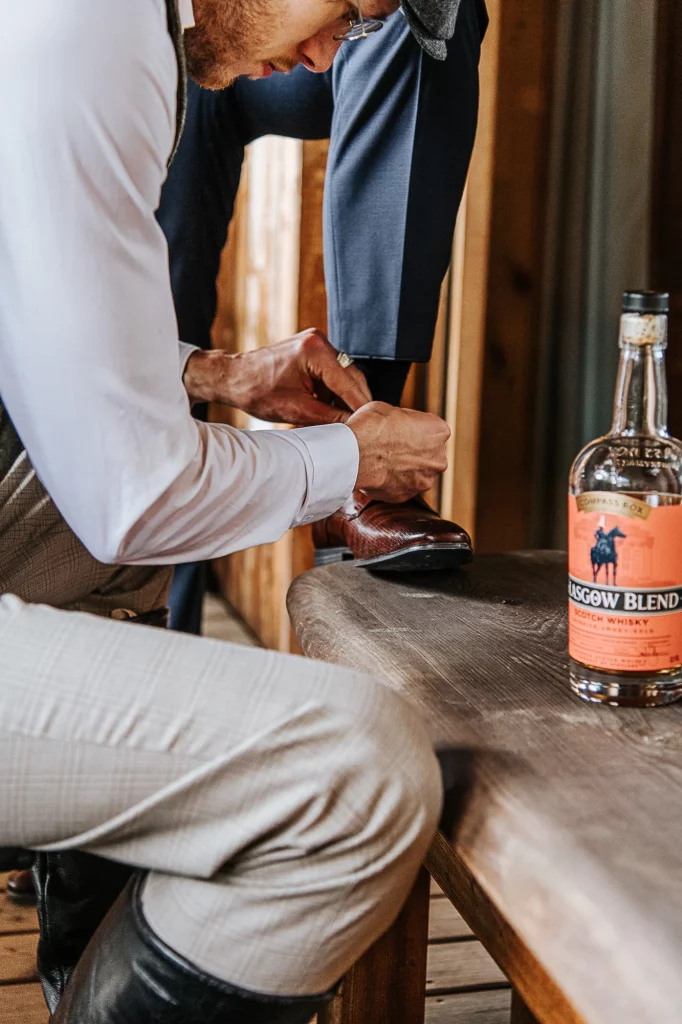 Heiraten auf der Gutsalm Harlachberg Getting Ready mit dem Bräutigam