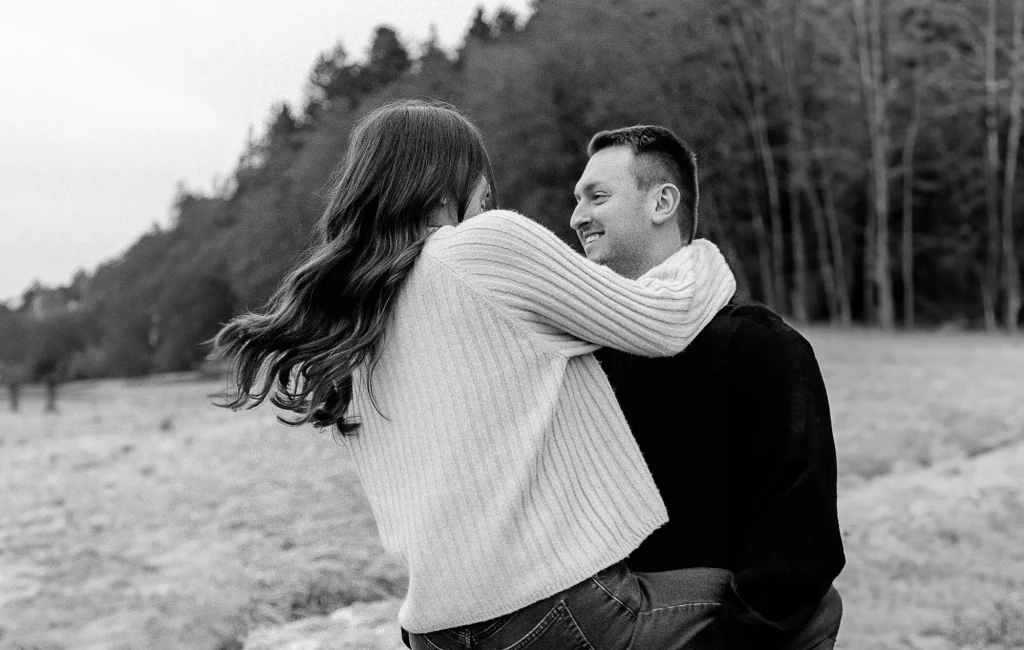 Verlobungsshooting mit einem glücklichen Paar in Straubing