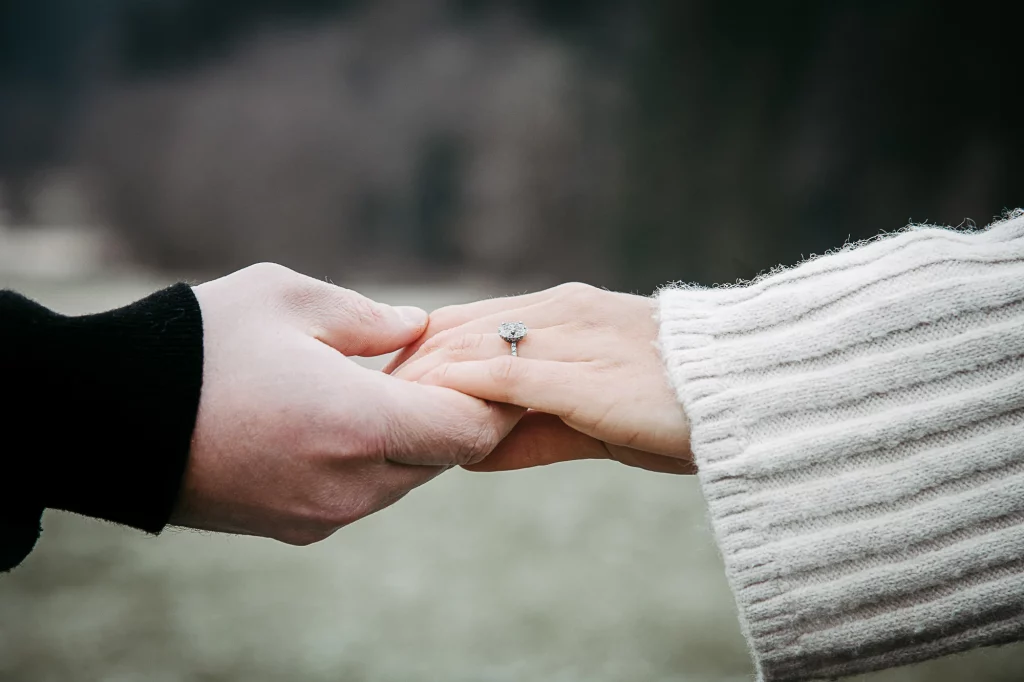 Verlobungsshooting mit einem glücklichen Paar in Straubing