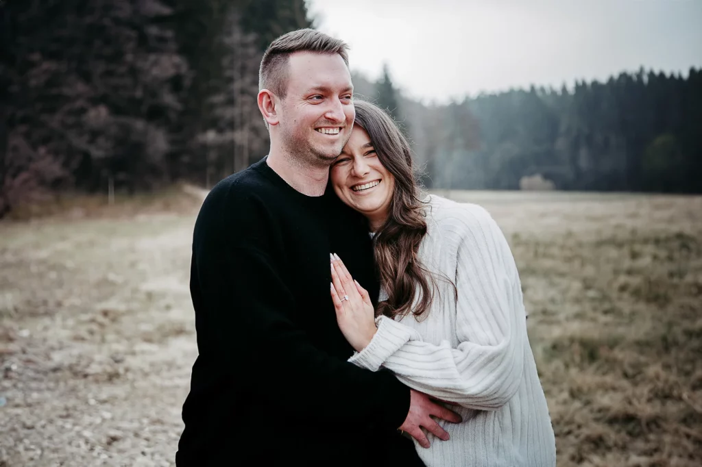 Verlobungsshooting mit einem glücklichen Paar in Straubing