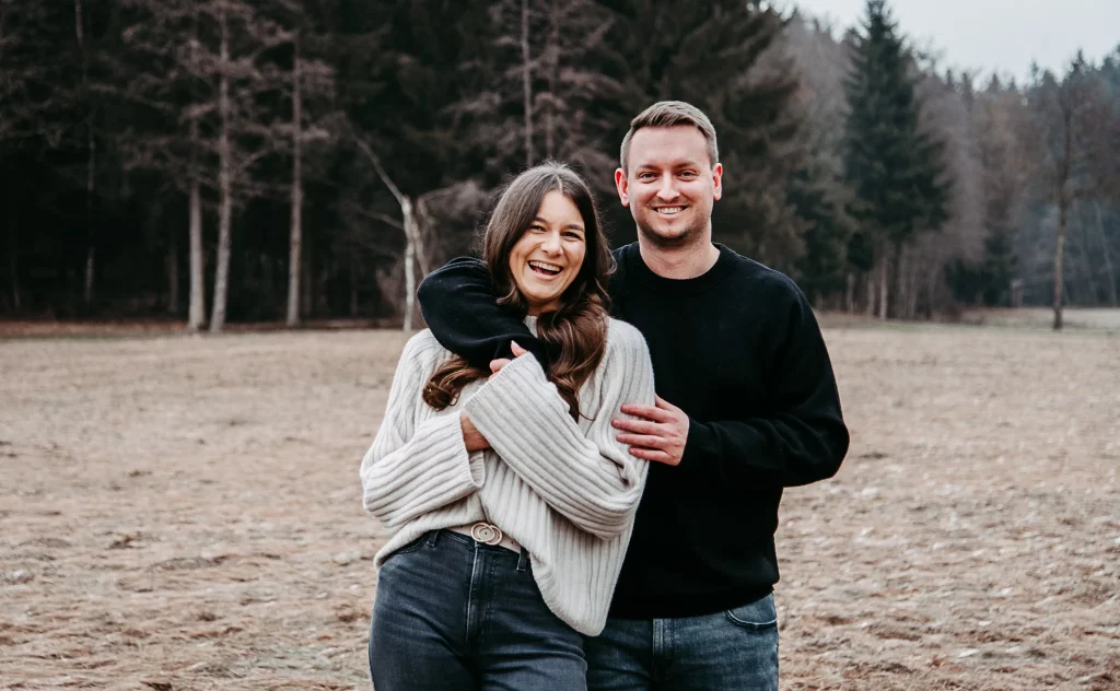 Verlobungsshooting mit einem glücklichen Paar in Straubing