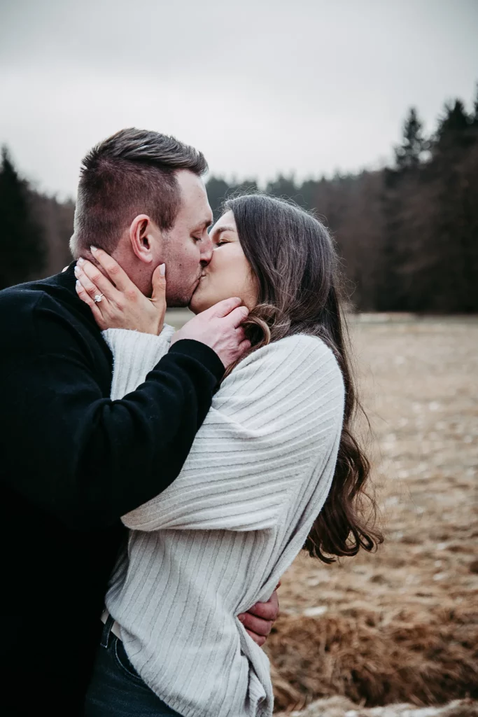 Verlobungsshooting mit einem glücklichen Paar in Straubing