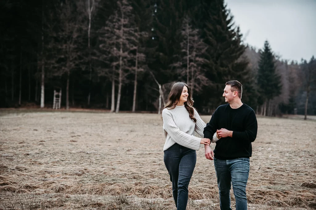 Verlobungsshooting mit einem glücklichen Paar in Straubing