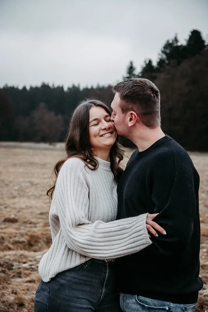 Verlobungsshooting mit einem glücklichen Paar in Straubing