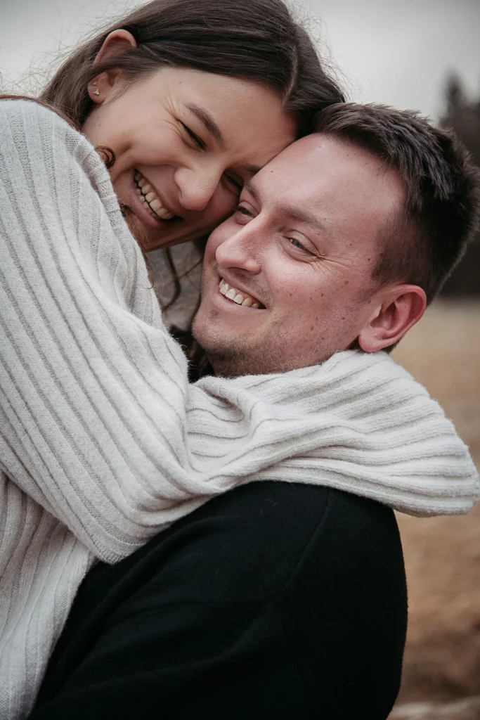 Verlobungsshooting mit einem glücklichen Paar in Straubing