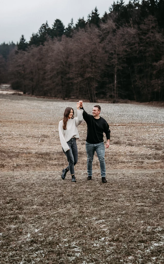 Verlobungsshooting mit einem glücklichen Paar in Straubing