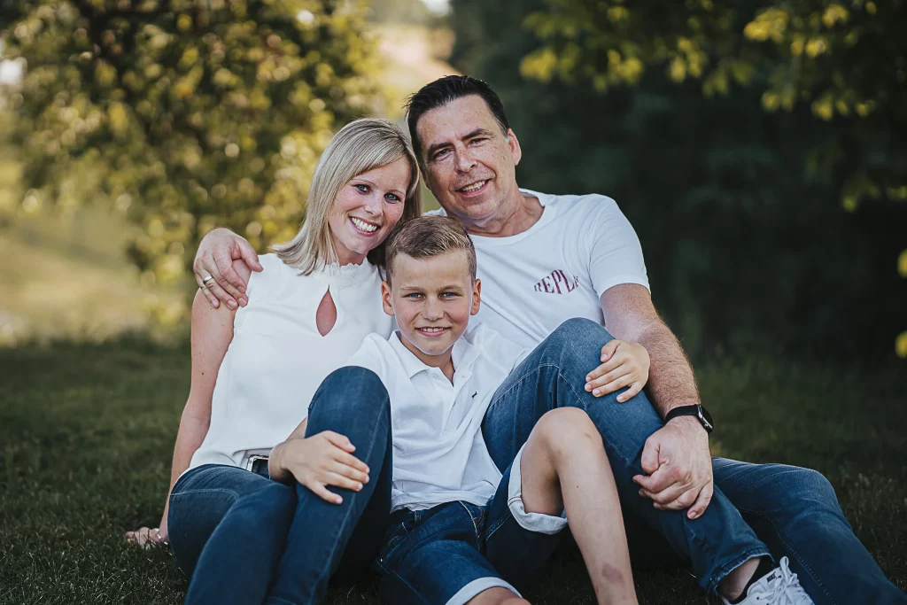 Natürliche Familienfotos in Straubing, glückliche Familie im Sommer in der Natur