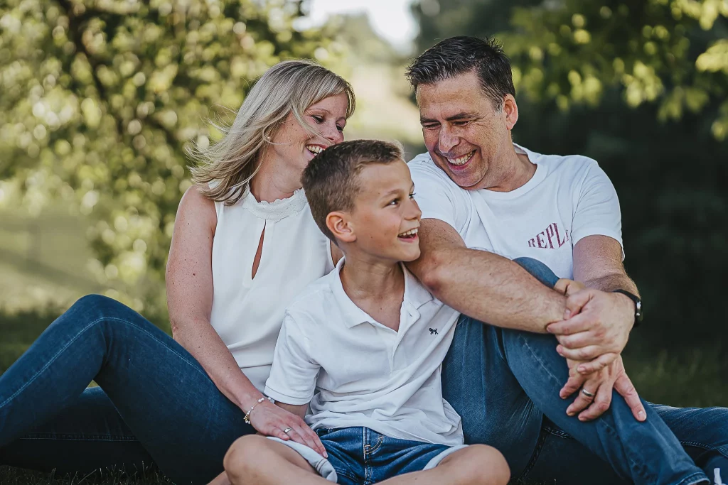 Natürliche Familienfotos in Straubing, glückliche Familie im Sommer in der Natur