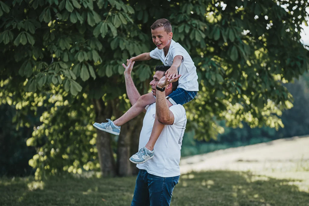 Natürliche Familienfotos in Straubing, glückliche Familie im Sommer in der Natur
