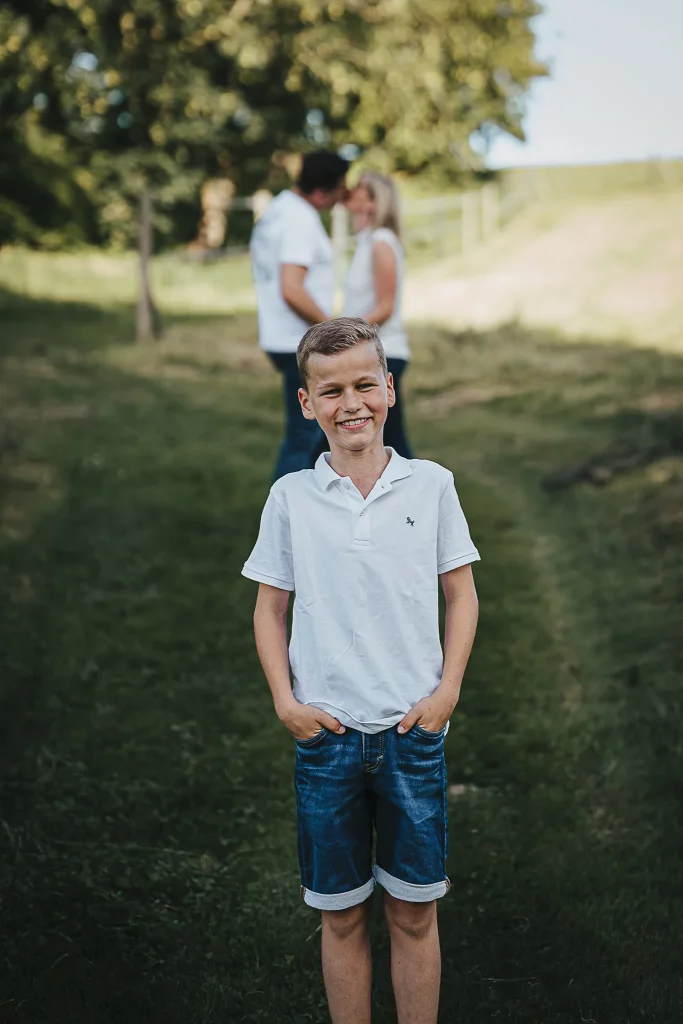 Natürliche Familienfotos in Straubing, glückliche Familie im Sommer in der Natur