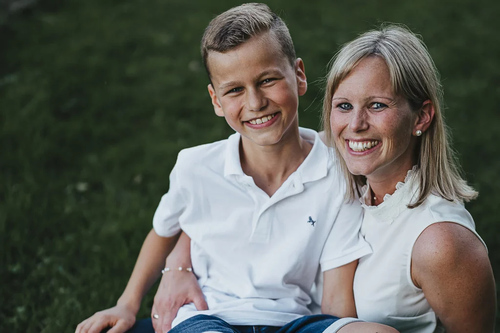 Natürliche Familienfotos in Straubing, glückliche Familie im Sommer in der Natur