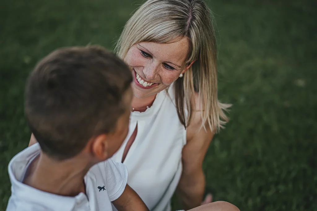 Natürliche Familienfotos in Straubing, glückliche Familie im Sommer in der Natur