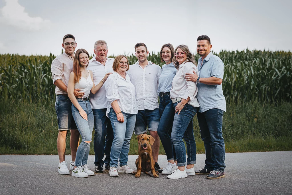 Familienfotograf Deggendorf für Mehrgenerationenfotos mit Hund