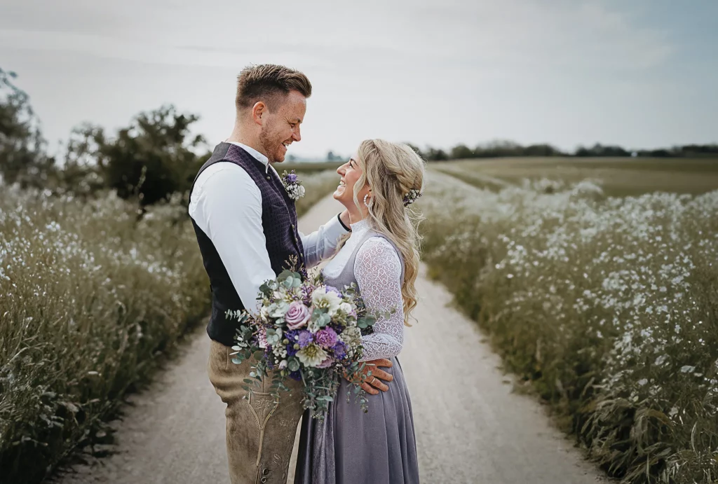 Hochzeitsfotos in Straubing, glückliches Brautpaar bei Fotoshooting in Tracht, Trachtenhochzeit, Standesamtliche Hochzeit in Straubing
