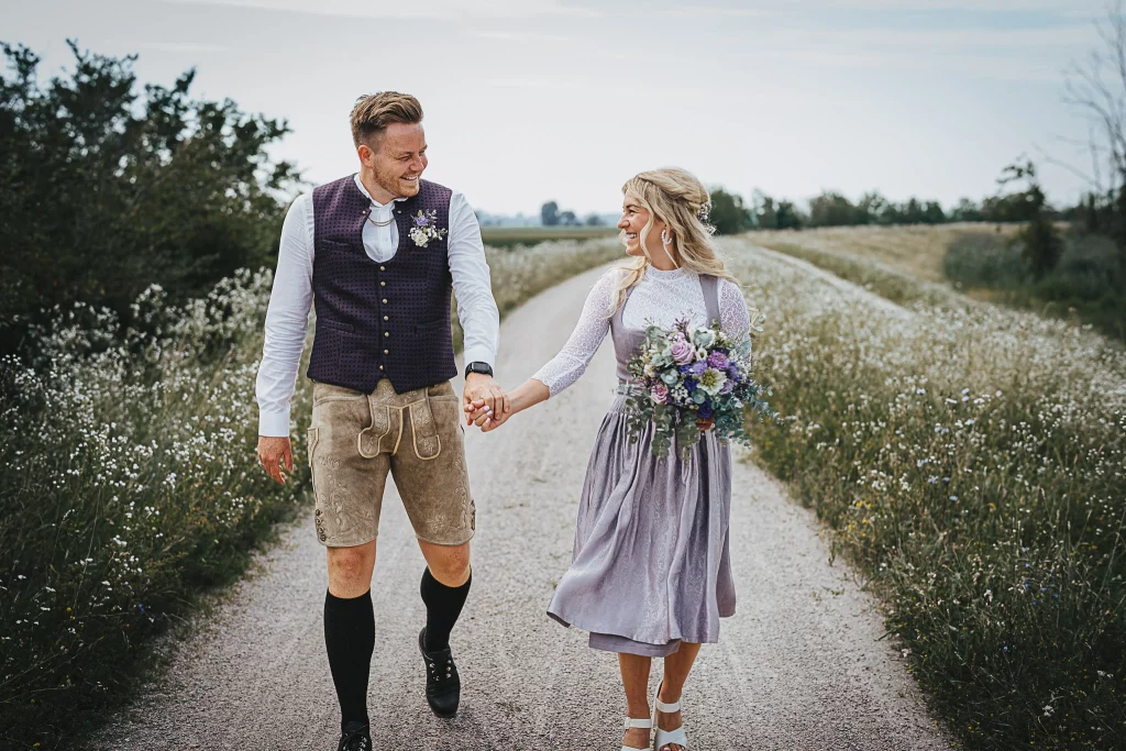 Hochzeitsfotos in Straubing, glückliches Brautpaar bei Fotoshooting in Tracht, Trachtenhochzeit, Standesamtliche Hochzeit in Straubing