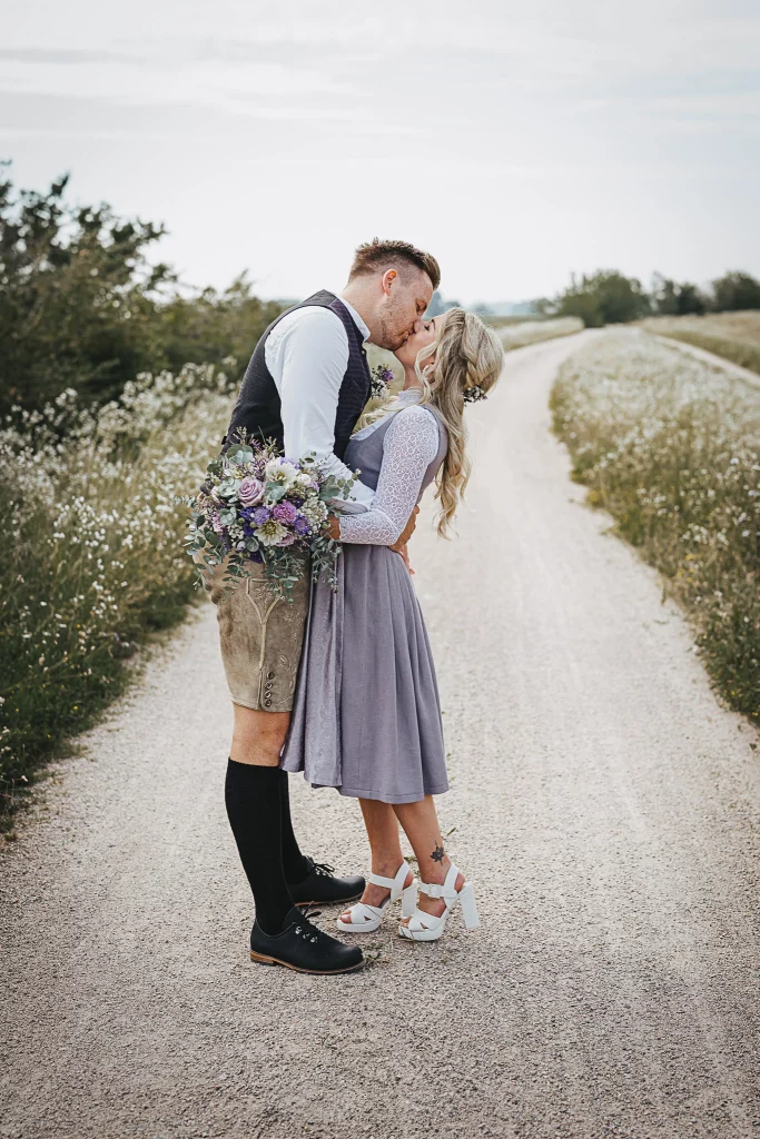 Hochzeitsfotos in Straubing, glückliches Brautpaar bei Fotoshooting in Tracht, Trachtenhochzeit, Standesamtliche Hochzeit in Straubing