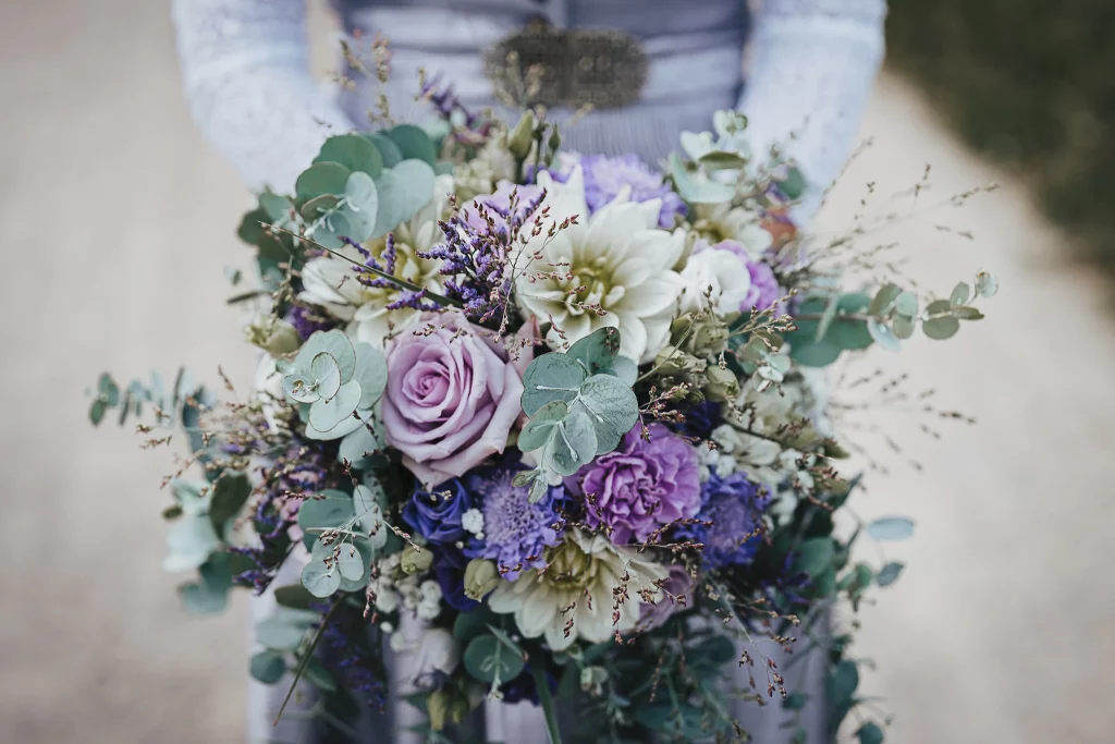 Hochzeitsfotos in Straubing, Sommerlicher Brautstrauß in Lila und weiß