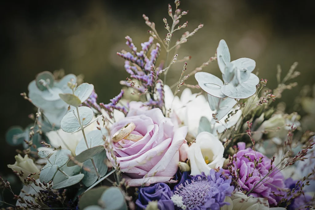 Hochzeitsfotos in Straubing, glückliches Brautpaar bei Fotoshooting in Tracht, Trachtenhochzeit, Standesamtliche Hochzeit in Straubing