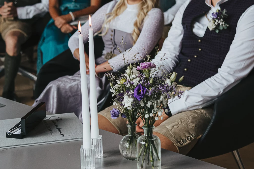 Hochzeitsfotos in Straubing glückliches Brautpaar während der Trauung