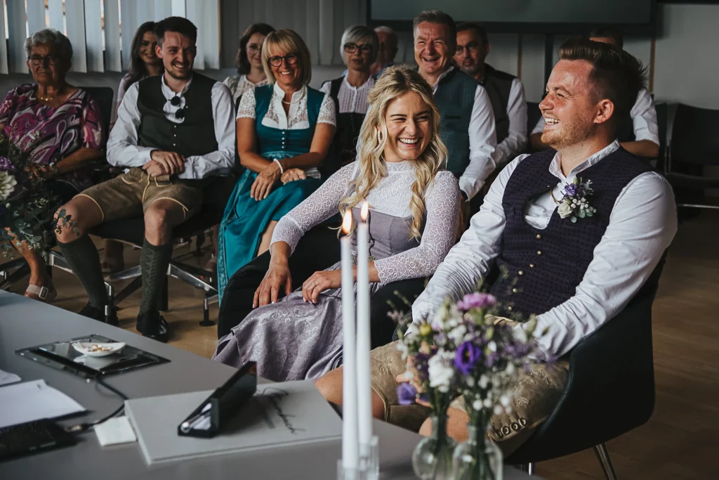 Hochzeitsfotos in Straubing glückliches Brautpaar während der Trauung