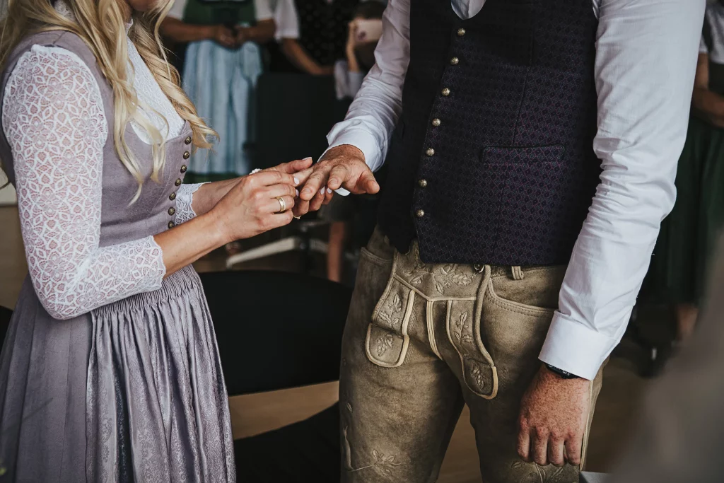 Hochzeitsfotos in Straubing in Tracht, Brautpaar während der Trauung beim Ringwechsel