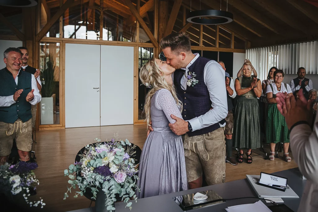 Hochzeitsfotos in Straubing glückliches Brautpaar während der Trauung