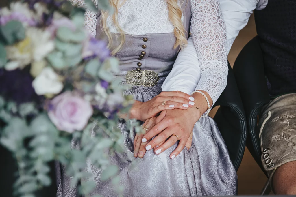 Hochzeitsfotos in Straubing glückliches Brautpaar während der Trauung, Hochzeit in Tracht, Trachtenhochzeit in Straubing