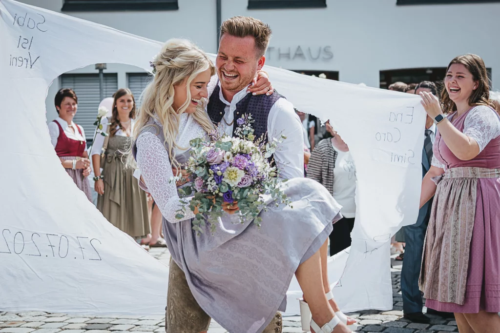 Hochzeitsfotos in Straubing glückliches Brautpaar nach der Trauung, Hochzeitsfotos in Tracht, Bayerische Hochzeit in Straubing