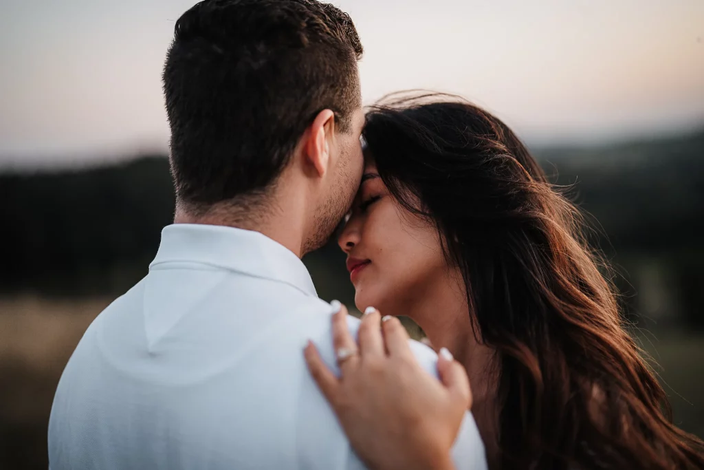 Paarfotos im Bayerischen Wald, Straubing, Deggendorf, Regensburg, glückliches verlobtes Paar beim Fotoshooting im Bayerischen Wald