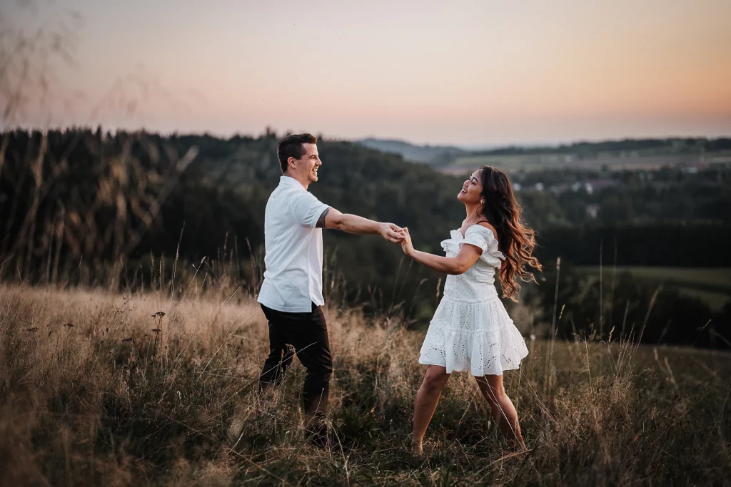 Paarfotos im Bayerischen Wald, Straubing, Deggendorf, Regensburg, glückliches verlobtes Paar beim Fotoshooting im Bayerischen Wald