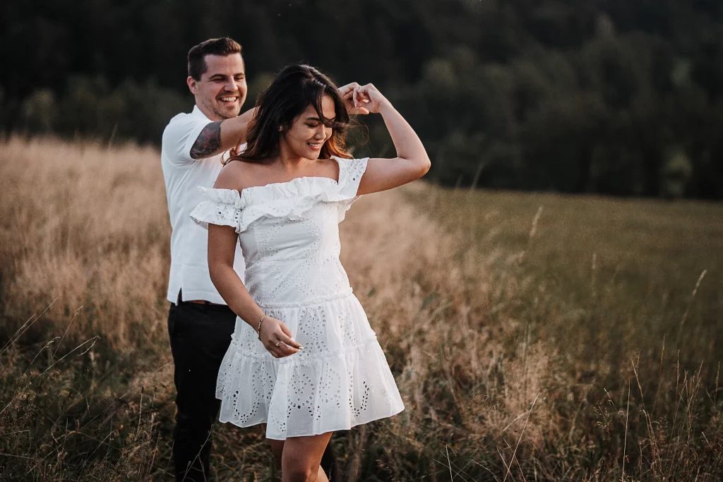 Paarfotos im Bayerischen Wald, Straubing, Deggendorf, Regensburg, glückliches verlobtes Paar beim Fotoshooting im Bayerischen Wald