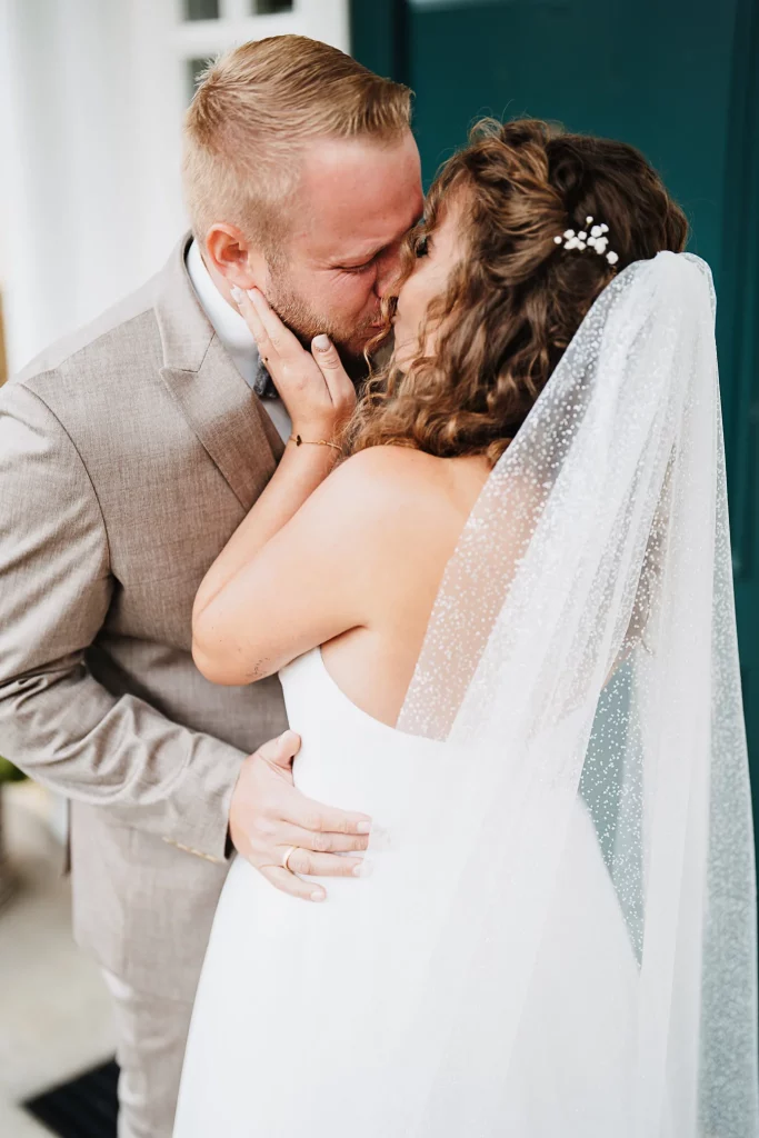 Brautpaarfotos Gut Altholz Plattling, Brautpaar spaziert durch den Park