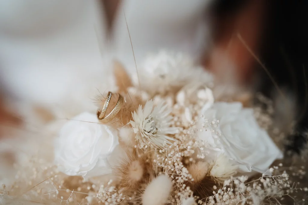 Brautpaarfotos Gut Altholz Plattling, Brautpaar spaziert durch den Park