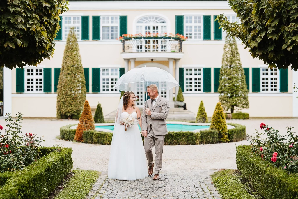Brautpaarfotos Gut Altholz Plattling, Brautpaar spaziert durch den Park