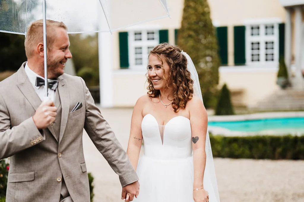Hochzeitsfotos auf Gut Altholz in Plattling, glückliches Brautpaar feiert Hochzeit im Bridgerton Stil