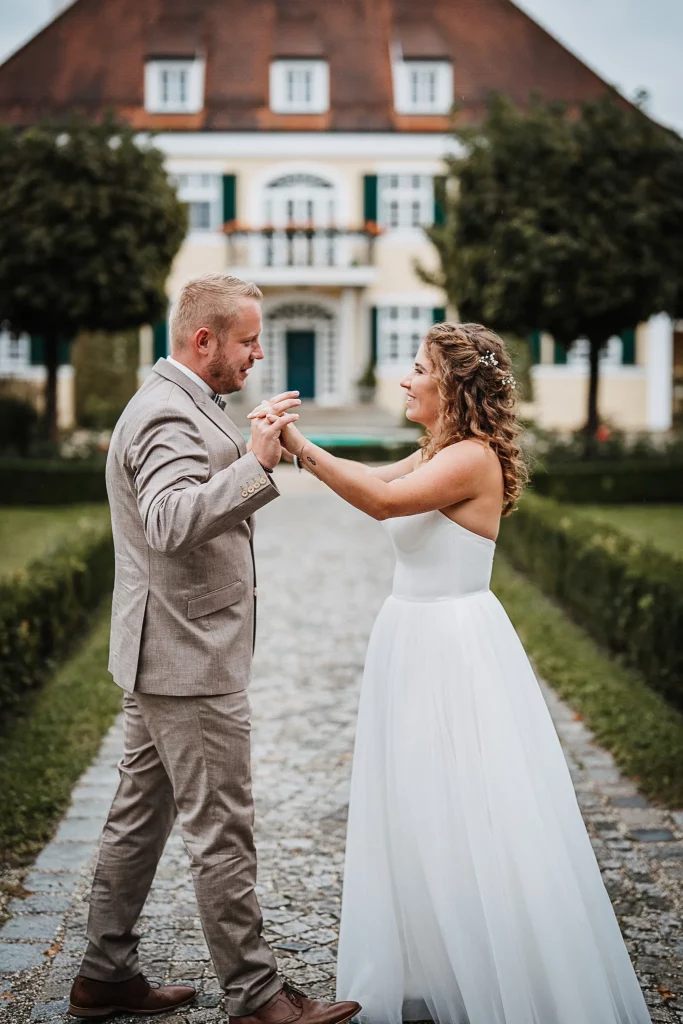 Hochzeitsfotos auf Gut Altholz in Plattling, glückliches Brautpaar feiert Hochzeit im Bridgerton Stil