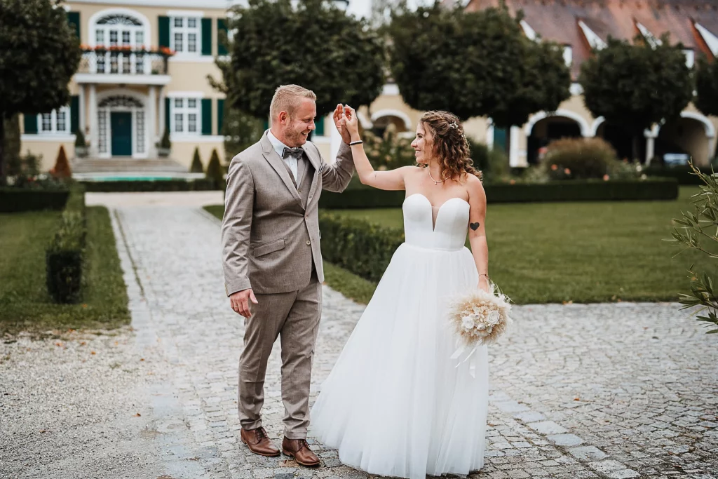 Hochzeitsfotos auf Gut Altholz in Plattling, glückliches Brautpaar feiert Hochzeit im Bridgerton Stil