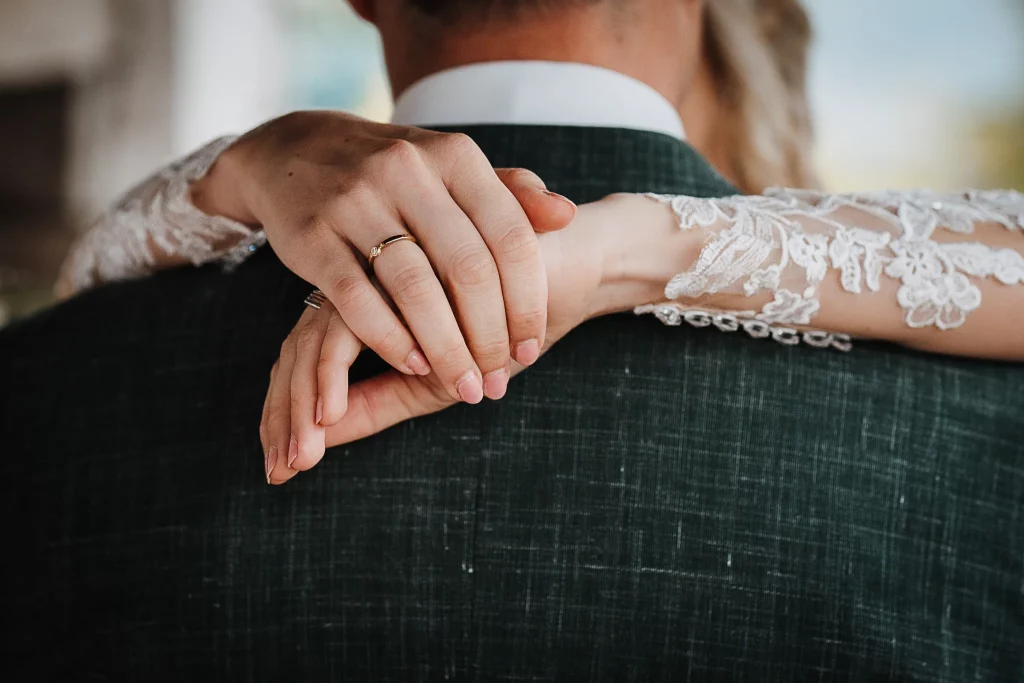 Brautpaarfotos im Nothaftgewölbe Hengersberg, Brautkleid mit spitze, Detailaufnahme