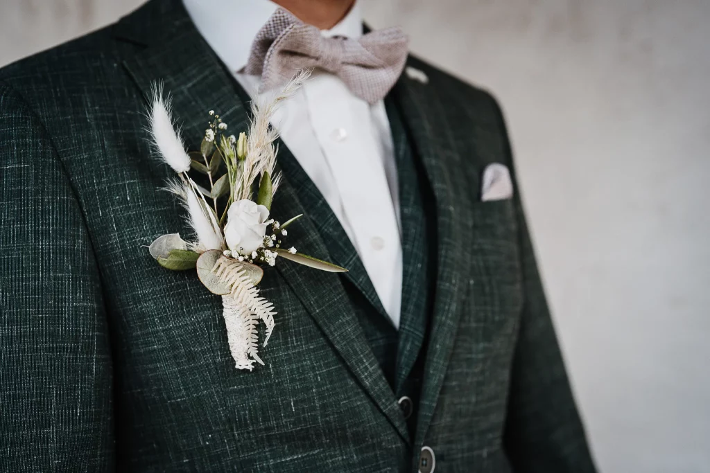 Brautpaarfotos im Nothaftgewölbe Hengersberg, Bräutigam Anzug, Detailaufnahme