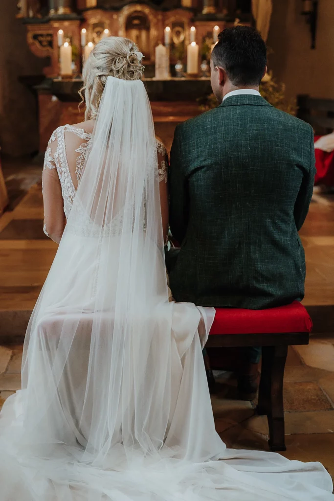 Kirchliche Trauung Brautpaar vor Altar