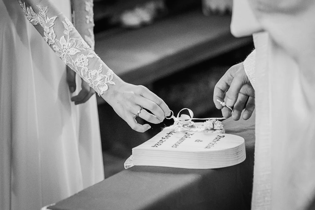 Kirchliche Trauung in Deggendorf, Detailfoto vom Ringtausch