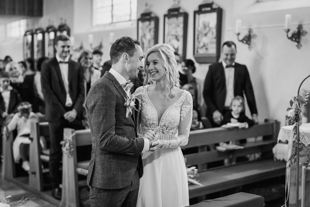 Kirchliche Trauung in Deggendorf, Momentaufnahme in der Kirche von Brautpaar